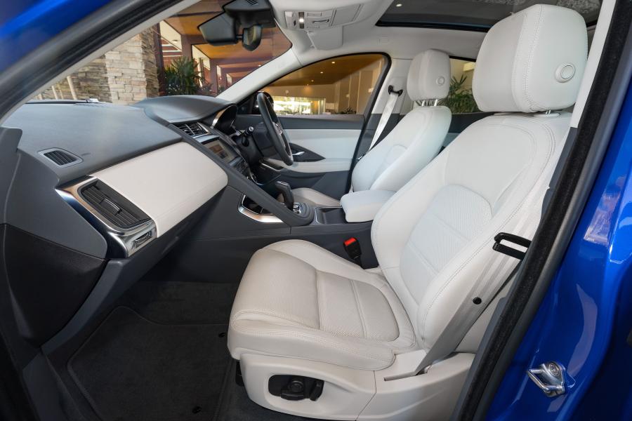 Интерьер Jaguar E-Pace P250 AWD 2018 года  (AU) (фото 13 из 23)